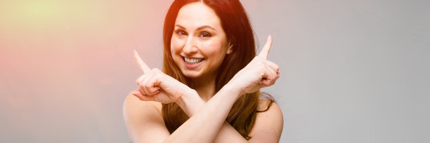 情绪相当自信正加尺寸模型站在工作室的灰色背景与copyspace图片下载