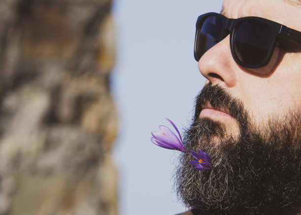 一个带着花的胡子男人的肖像图片下载