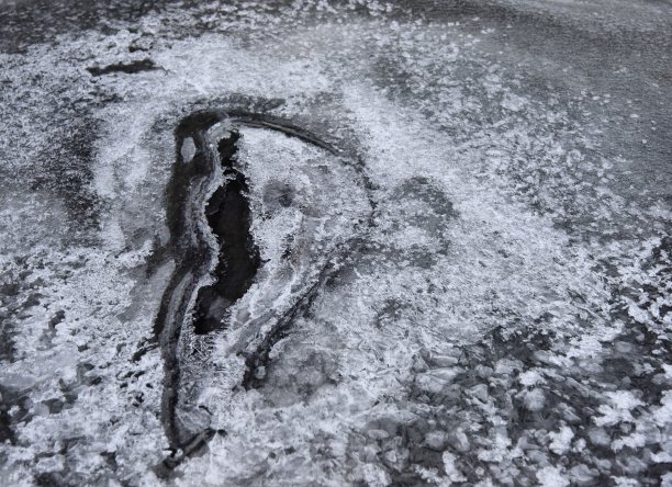 山溪上冰的几何切割图片下载