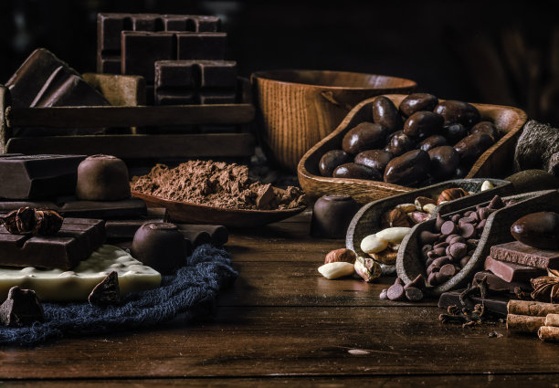 老式风格的各种巧克力、坚果和干果图片下载