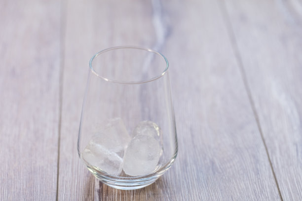 加冰的普通玻璃杯图片下载