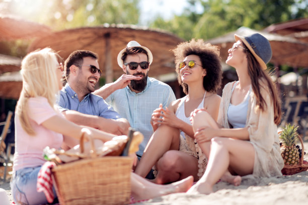 夏天，假期，假期，快乐的人概念图片下载