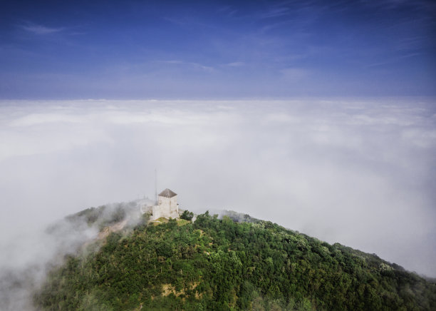 云中的修道院图片下载