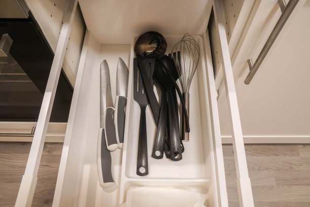 刀和厨房用具在抽屉里做饭图片下载