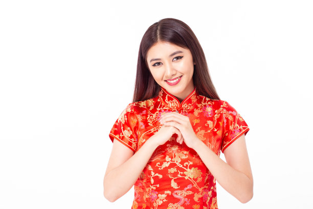中国妇女穿着旗袍在中国新年迷人的微笑，孤立在白色的背景素材图片