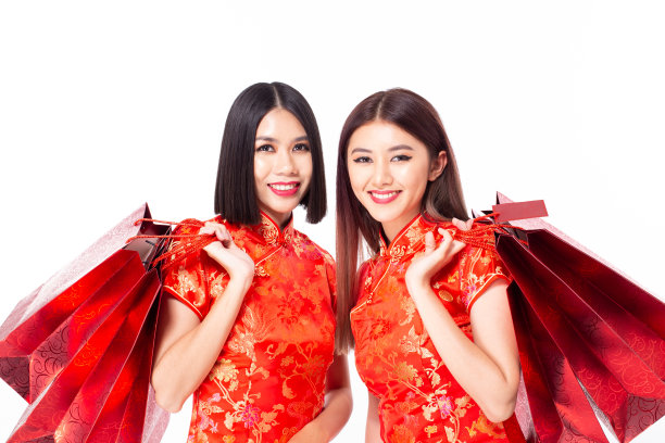 穿旗袍手提购物袋的中国女人，白色背景素材图片