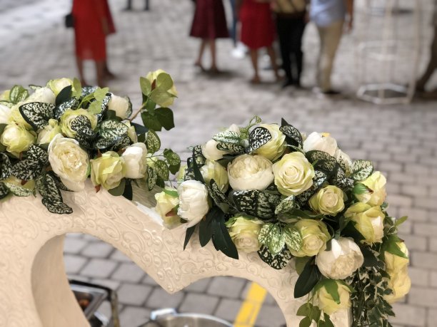 宴会上的白玫瑰装饰图片下载