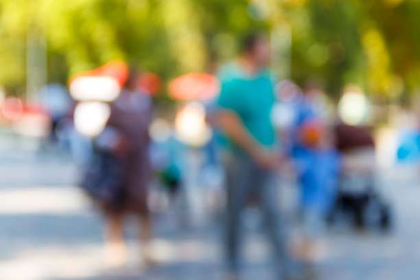 人们在城市街道上行走的模糊散焦抽象背景。认不出来脸图片下载