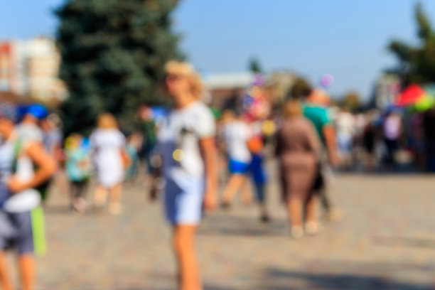 人们在城市街道上行走的模糊散焦抽象背景。认不出来脸图片下载