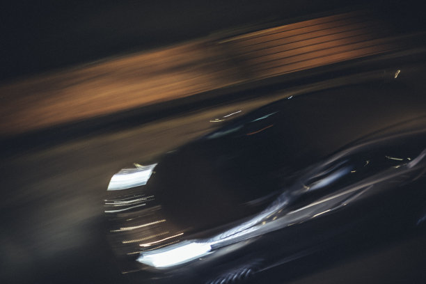 晚上被枪击，法国堡街道上的汽车运动。图片下载