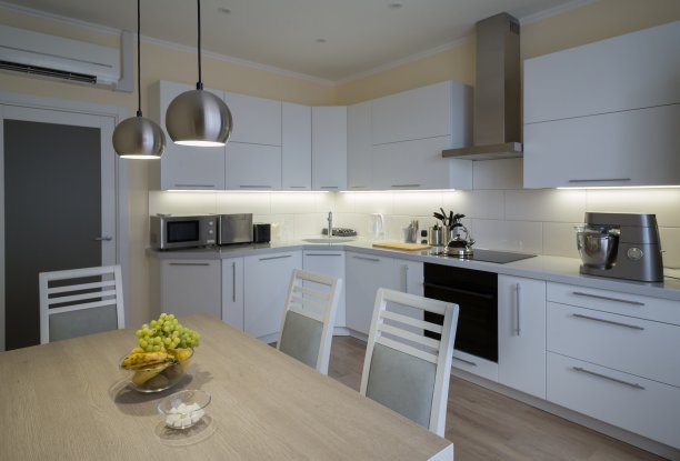 内部。厨房现代，白色、灰色、米色图片下载