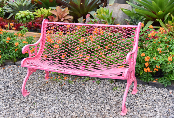 花园里的长椅-粉红色的复古长椅在公园与花园图片下载