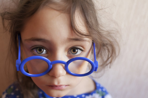 一个戴着玩具眼镜的小女孩的肖像图片下载