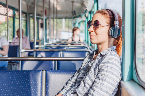 年轻女子在公共交通工具上听音乐图片下载
