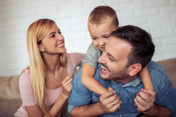 欢乐的年轻家庭在家里一起享受图片下载