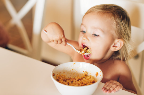 可爱的小女孩吃番茄酱意大利面素材图片