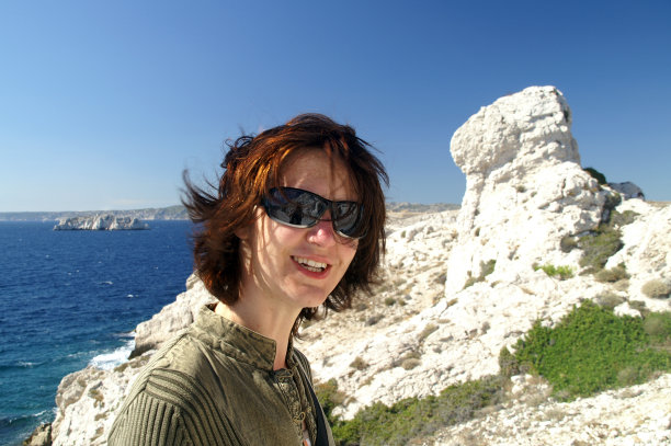 一个微笑的女人的肖像图片下载