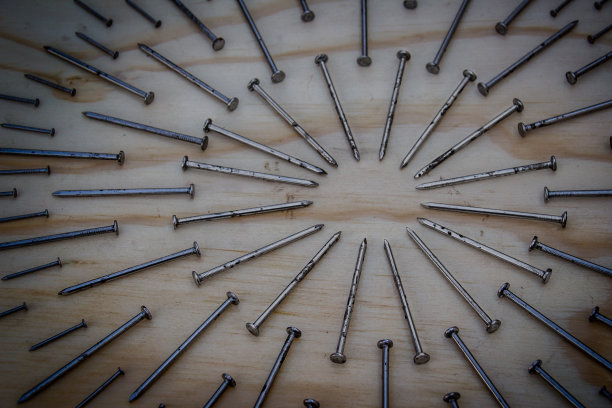 几何构图照片中的金属钉图片下载