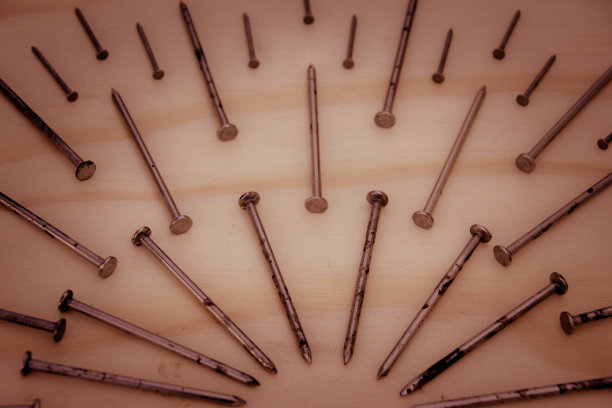 几何构图照片中的金属钉图片下载