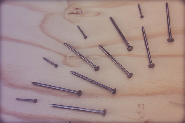 几何构图照片中的金属钉图片下载