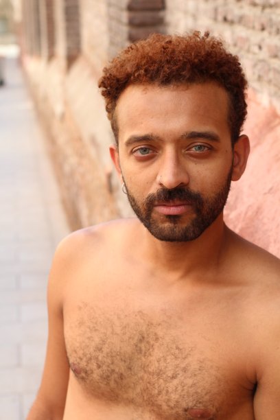 黑人，蓝眼睛，赤膊男子图片下载