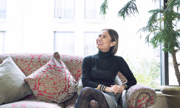 一位亚洲女性在豪华酒店大堂对着镜头微笑的肖像图片下载