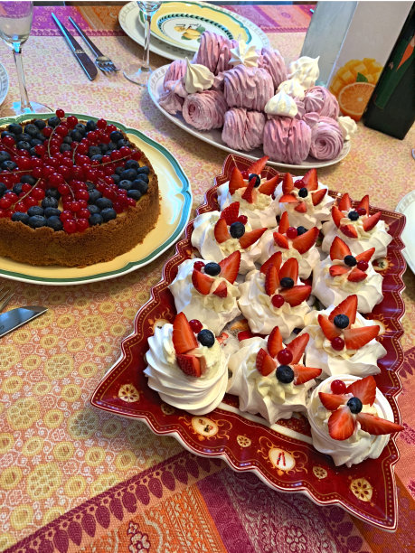 桌子上有蛋糕和馅饼图片下载