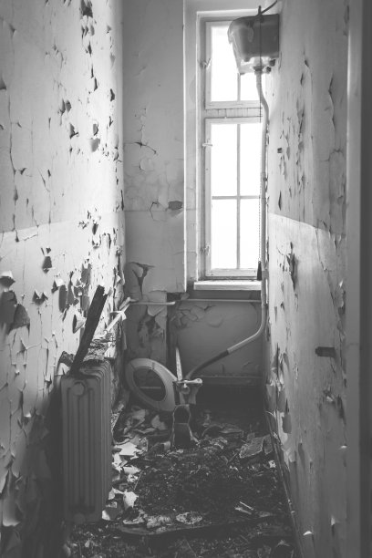 黑白相间的旧马桶图片下载