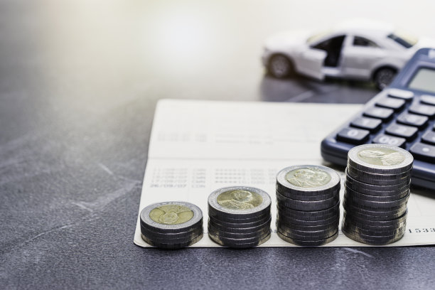 特写硬币与汽车玩具，计算器上的财务汽车或商业概念。图片下载