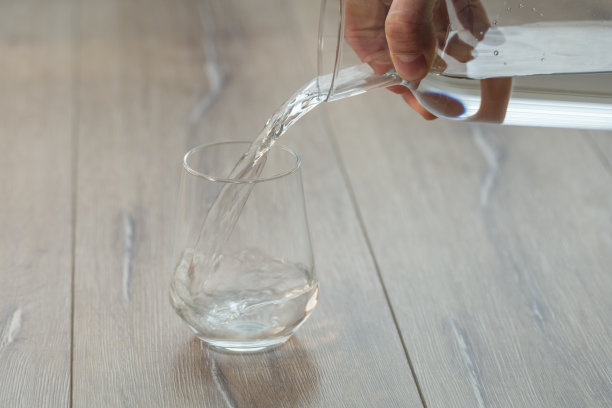 将苏打水或水倒入加冰的普通玻璃杯中图片下载