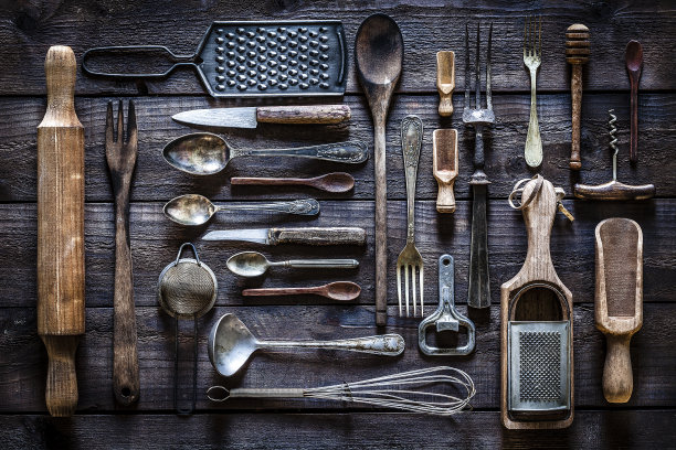 质朴的木桌上放着老式厨房用具图片下载