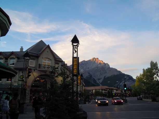 班夫和喀斯喀特山的小镇景观在秋天的傍晚，加拿大落基山脉，阿尔伯塔，加拿大图片下载
