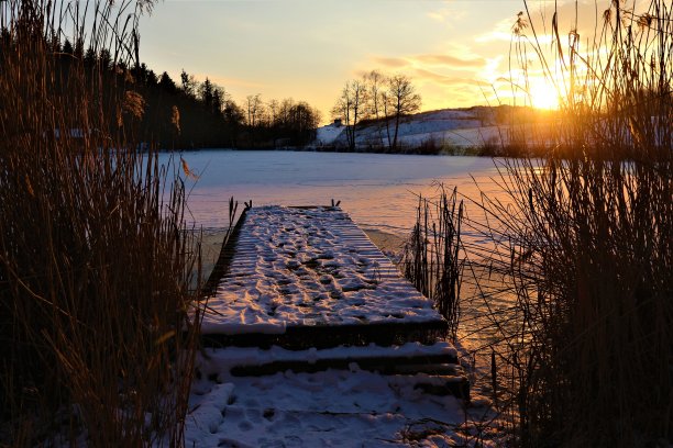 下雨天白雪覆盖图片下载