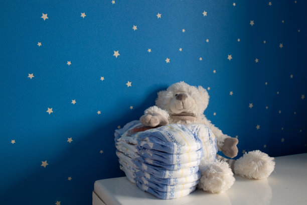 婴儿室里的一包婴儿尿布和玩具图片下载