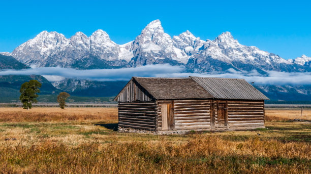 木棚子和云在提顿山脉翻滚图片下载