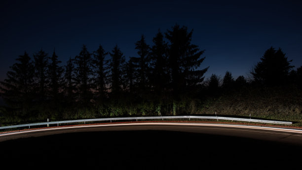 光线在弯道上留下痕迹图片下载