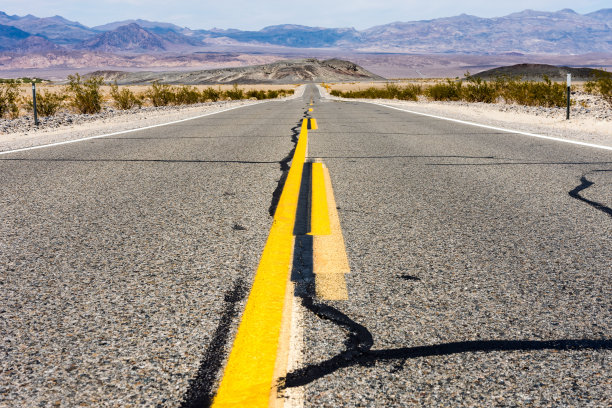 通过死亡谷国家公园(加州州立公路190号)的低角度道路中间视图，图片下载