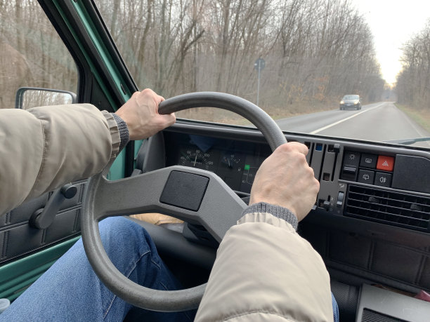 男人开着一辆旧的意大利车图片下载