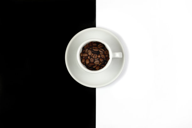 黑白背景上有种子的咖啡壶图片下载