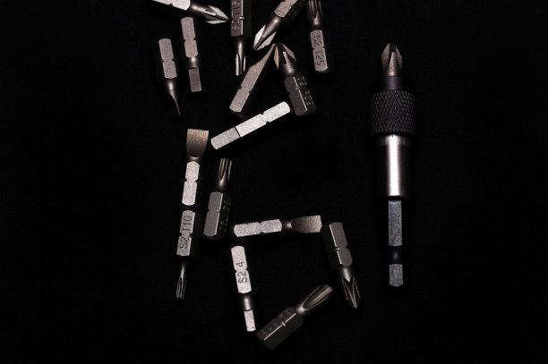 工具碳钢钻头与钻头持有人在黑色背景在黑暗的关键风格。图片下载