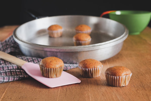 烘培新鲜香蕉杯蛋糕刚出炉，自制食物。图片下载