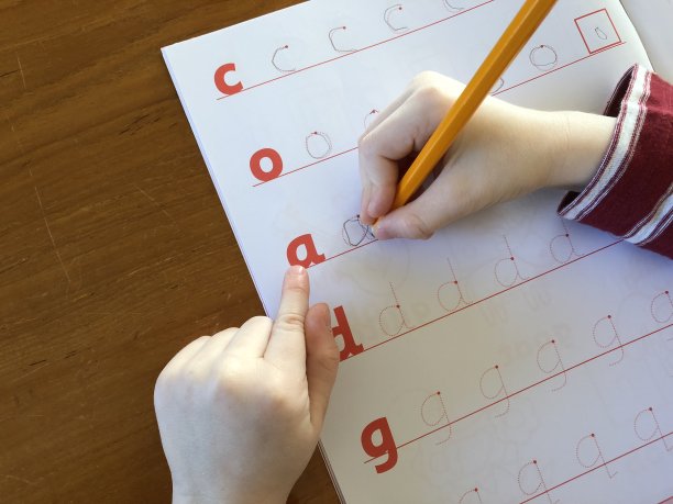 学习写字的孩子图片下载