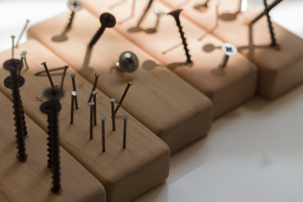 学习用螺丝刀工作。教授如何使用工具。概念上的照片。学习使用螺丝刀和锤子。许多螺丝和销钉。图片下载