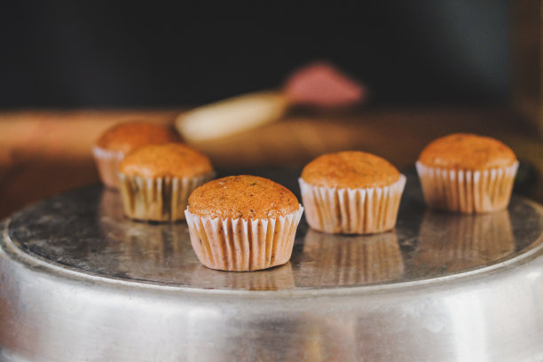 烘培新鲜香蕉杯蛋糕刚出炉，自制食物。图片下载