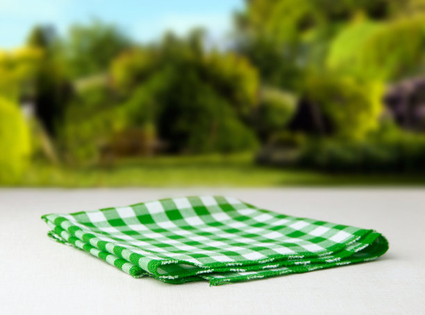 桌子上的绿色格子桌布，以自然为背景图片下载