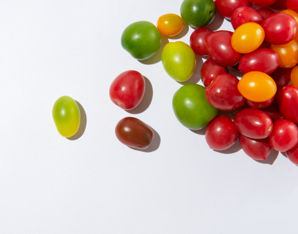 很多五颜六色的小番茄图片下载
