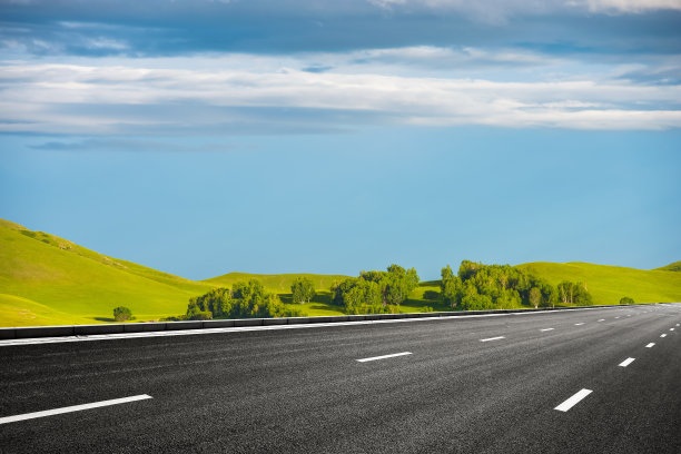 草原上森林边缘的高速公路图片下载