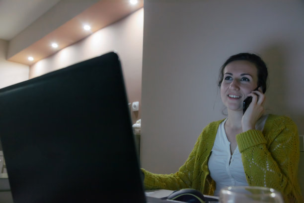 在晚上工作图片下载