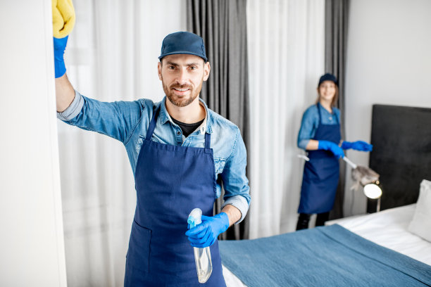 专业清洁工在室内工作图片下载