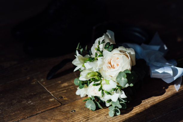 新郎婚礼配件。鞋子，花束，皮带和袜子在一个俯视图。图片下载